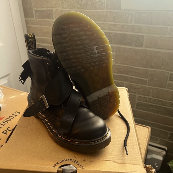 Girls Dr. Marten's shoe size 13 - Picture 1 of 2